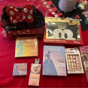 The Creme Shop Disney Bundle 

Minnie Mouse Dome Travel Pouch with accessories
